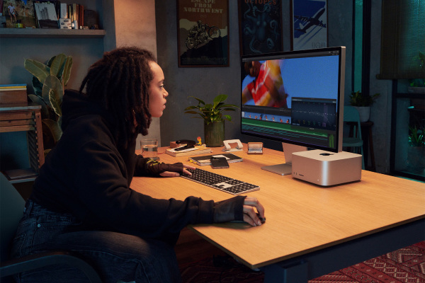 Apple-Studio-Display-Desk
