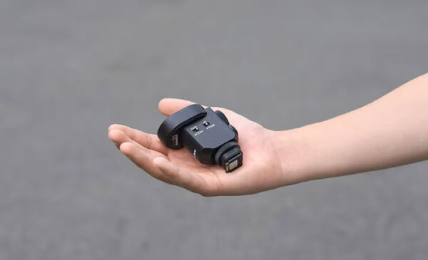 Sony-ECM-M1-hand