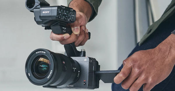 Sony-FX3-hand