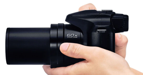 lumix_FZ82D_hand