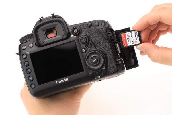 sd-card-manfrotto-memory-cards-hand