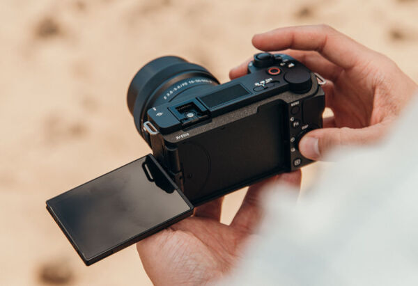sony_ZV-E10_II_hand