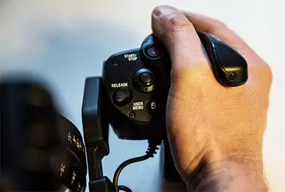 Der Smartgrip der Sony PXW-FS7 liegt sehr gut in der Hand