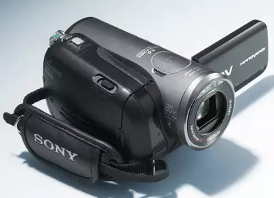 Der HC3 ist zwar nicht der kleinste HDV-Camcorder, liegt aber gut in der Hand.