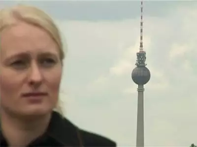 Der Autofokus geht davon aus, dass die Schrfe auf den zentralen Bildteilen liegen soll[hier das Wahrzeichen Berlins, der Fernsehturm]. Um auf das Modell zu fokussieren, muss entweder der Bildausschnitt verndert werden, oder die Schrfe manuell eingestellt werden.