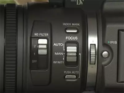 Solange im manuellen Betrieb der bei semi-professionellen Camcordern vorhandene "push auto"-Knopf gedrckt wird, ist der Autofokus aktiviert, was praktisch sein kann, will man nicht selbst die Schrfe nachregulieren.