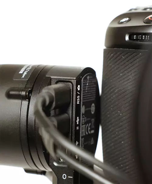 Blackmagic Pocket 6K Pro am DJI RS 2 mit Fokusmotor ohne Gegengewichte montieren - worauf achten? : Verkabelung DJIRS2