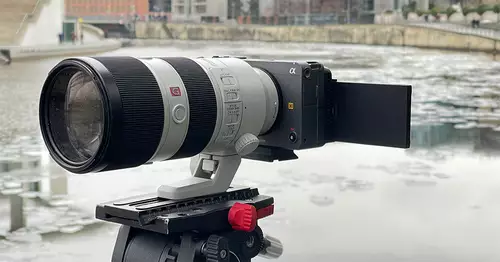 Sony FX3 und FE 70–200 mm F2,8 GM OSS am Stativ