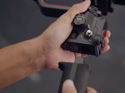 DJI RS 2 und RSC 2: Die neuen Einhand-Gimbal im Vergleich und Praxis-Test : RS2Akku