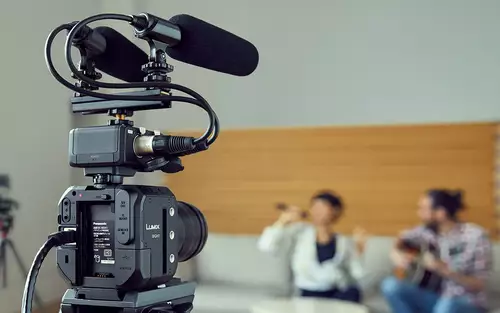 Eine für Alle(s)? - Panasonic stellt DC-BGH1 Cine-/ Streaming-/ Broadcast-/ Studio MFT-Boxkamera vor : XLR