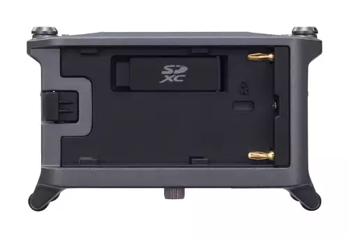  Sony NP-F Aufnahme auf der Rckseite ber dem Card-Slot