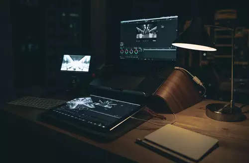 Videoschnitt auf dem Notebook - Vor- und Nachteile der mobilen Laptop Videobearbeitung : laptop Arbeitsplatz