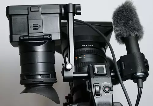 Quadratisch geformte Rods bei der Monitoraufhängung der FX9