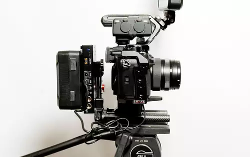 Strom-Setup fr Video-DSLM V-Mount Akkus an der DSLM - worauf achten? Rigging-, Zubehr- und Akkuoptionen : DSLM VMountAkkuCompact