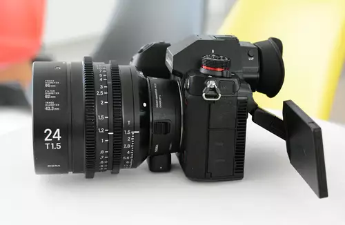 Panasonic LUMIX S1H - Mehr Bildqualität durch Tiefpassfilter? : klappdisplay seite