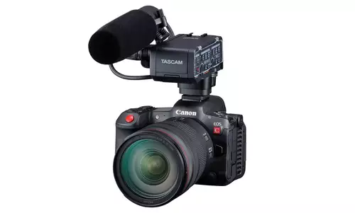  Canon EOS R5C mit dem Tascam XLR-Adapter
