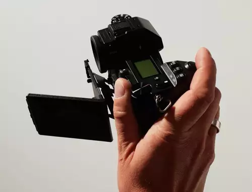 Die Display-Konstruktion der Panasonic LUMIX S1(R) dürfte weiter umstritten bleiben.