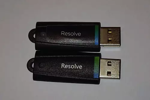 Echter - oben - und geflschter DaVinci Resolve Studio Dongle im Vergleich 