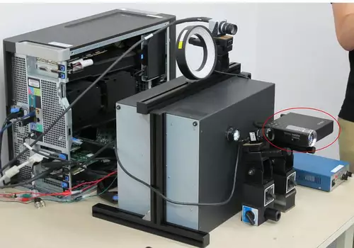 DynaFlash Projektor (im roten Kreis) integriert in ein Highspeed Mapping System 