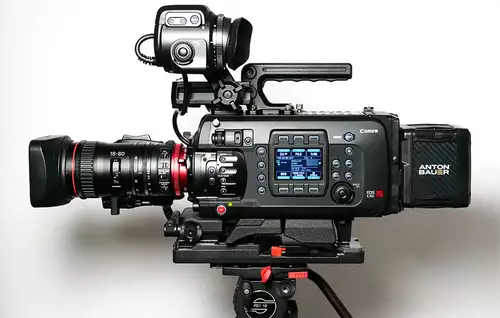  Canon EOS C700 hier auf dem Sachter FSB 10 mit 150er V-Mount Cine Akku von Anton Bauer
