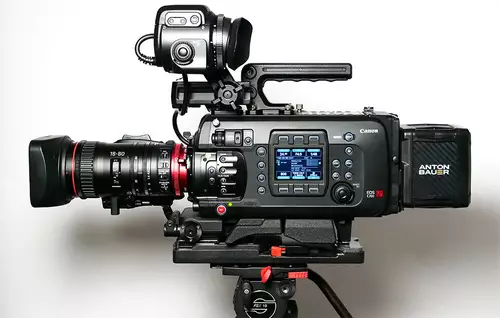 Canon EOS C700 hier auf dem Sachter FSB 10 mit 150er V-Mount Cine Akku von Anton Bauer