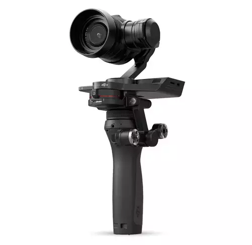 Die DJI X5R-MFT RAW-Kamera wird "umgedreht" auf den OSMO Gimbal geschraubt