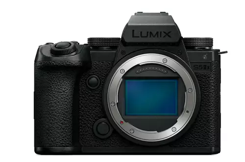  Die Panasonic LUMIX S5IIX ist (inkl. Schriftzug) durchgehend in schwarz gehalten.  