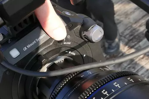 Der Arretierungs-Schalter des E-mount Lock Lever Type an der Sony FS7 II