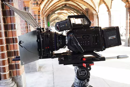 Ursa Mini 4.6K mit OLED Viewfinder auf dem Sachtler FSB 10