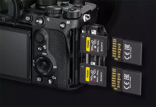 Dual-Kartenslot mit SD- und CFexpress Typ A an der Sony A7S III  