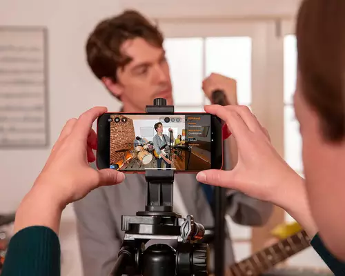 Roland AeroCaster VRC-01: Drahtloser Live-Streaming Mixer für bis zu vier Smartphones