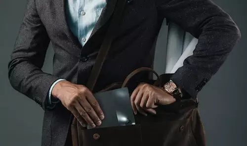 Asus Zenbook 17 Fold OLED zusammengeklappt im Größenvergleich