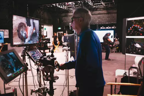 DOP Caleb Deschanel bei virtuellem Shot (Credit: ASC) 