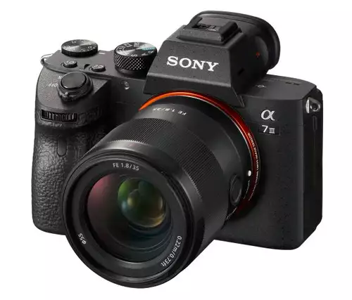 Das Sony SEL-35F18F an der A7III