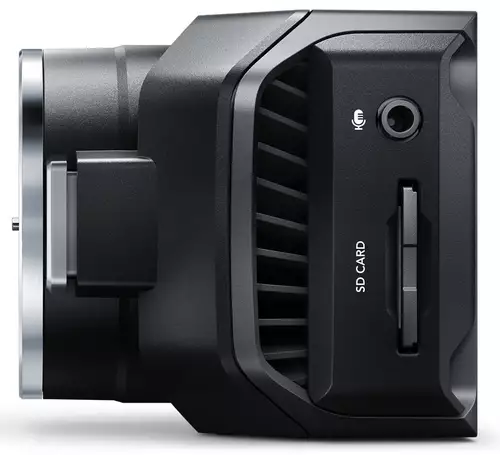 Die Micro Cinema Camera besitzt seitliche, relativ offene Lüftungschlitze um den Sensor auch mit 60 fps in einem derart kompakten Gehäuse auslesen zu können.