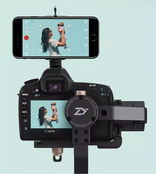 Zhiyun-Tech Crane Plus samt Kamera und gemountetem Smartphone