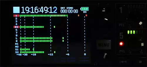 Maximales und gut lesbares Pegeldisplay am Zoom F8 inkl Dual Channel und Outs