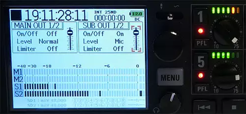 Output bersicht mit Main und Sub Out sowie Statusinfos