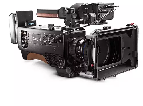Die CION verfügt über zwei D-TAB Buchsen – hier versorgt eine den Cineroid EVF