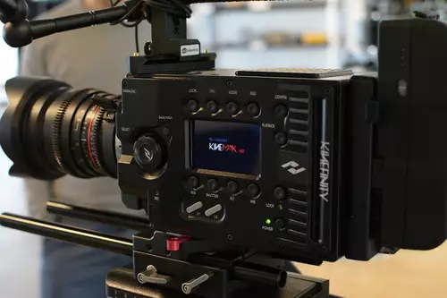 Die KineMAX 6K erinnert von der Seite an die teuren Vorbilder.