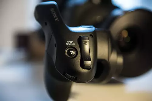 Mit dem Zeigefinger wird am Smartgrip der Sony PXW-FS7 die wichtigste Funktion belegt = Fokus Magnification