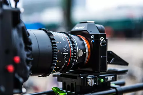 Das Samyang 135mm T2.2 VDSLR EF adaptiert an der Sony A7S