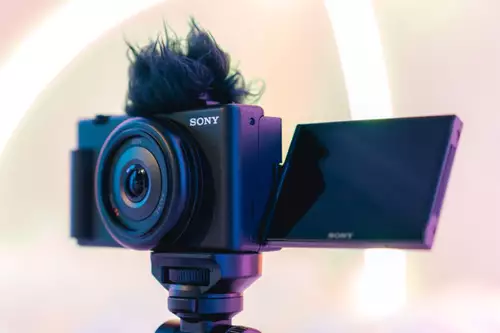 Kompakte Sony ZV-F1 Vlogger-Kamera mit 1" Sensor und digitalem Bokeh vorgestellt
