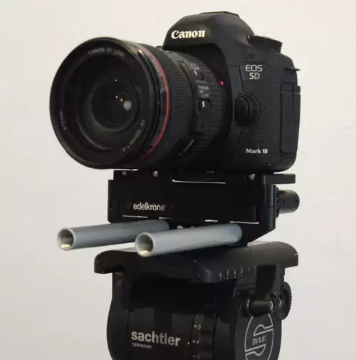 Edelkrone Pocket Rig auf dem Stativ