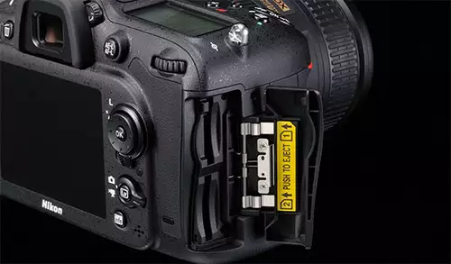 NikonD7100 zwei Kartensteckplätze