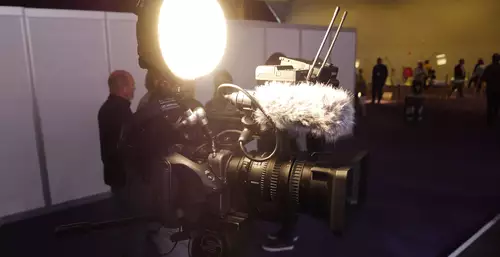 Rotolight Neo 3 + magnetischer Diffusionsaufsatz an der Sony FX6