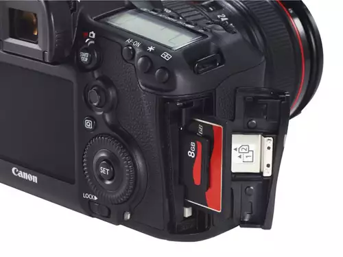Canon EOS 5D Mark III CF- und SD-Cardslot  