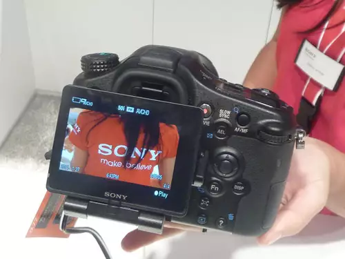  Sony SLT-A77 Klapp- und Schwenkdisplay