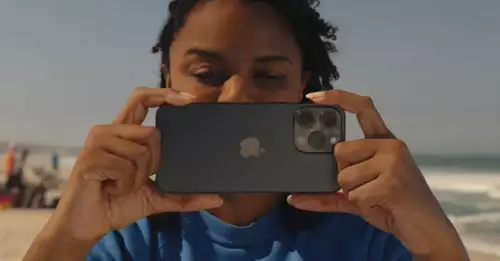 iPhone 15 films in landscape mode, still without a special control element 