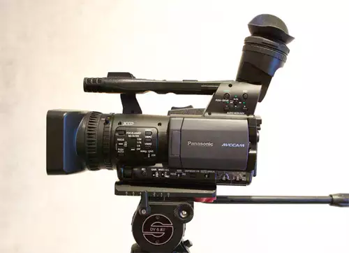 Panasonic AG-HMC151 – klares nicht überladenes Schlaterlayout